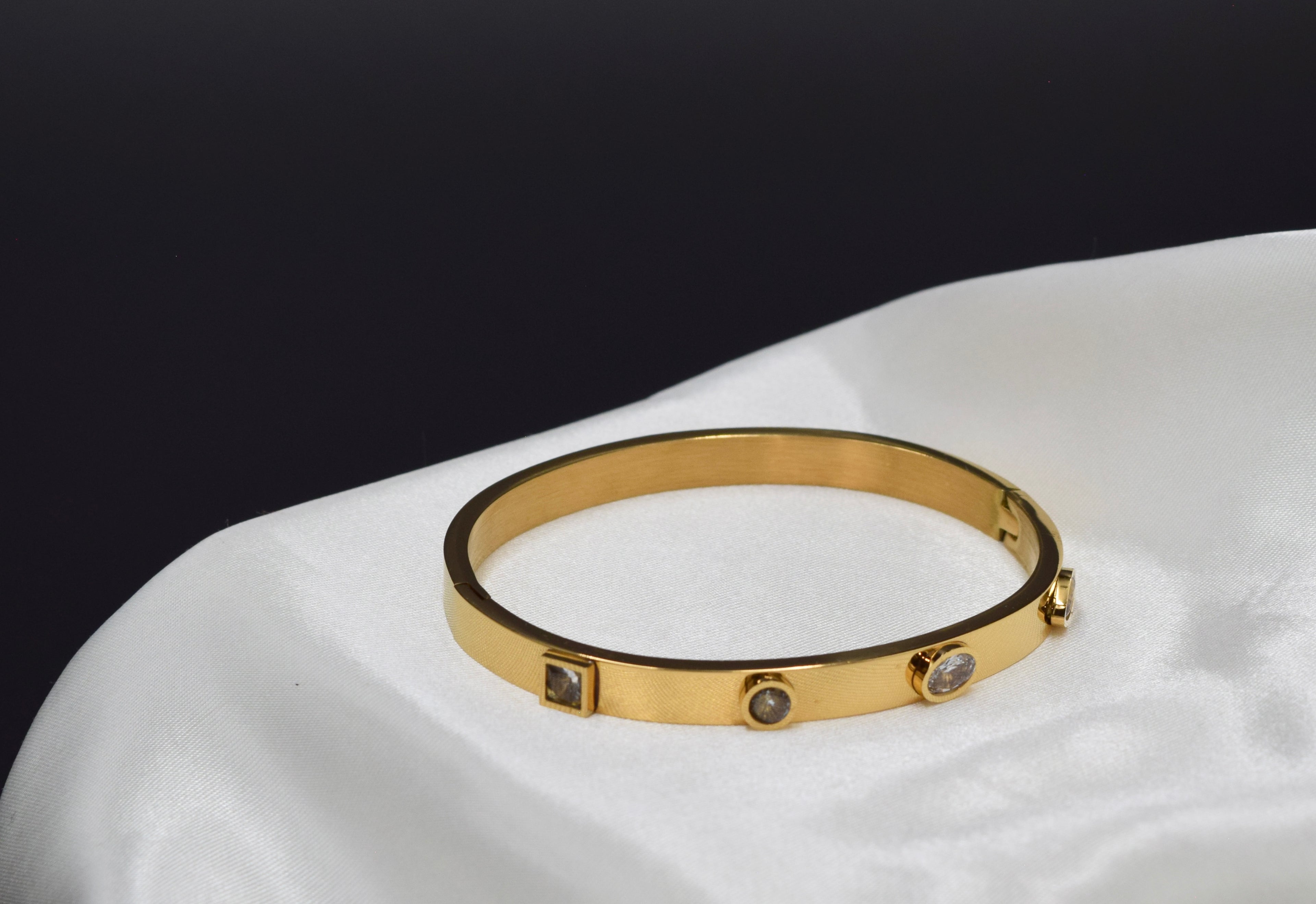 DIMOND FIGURE BANGLE