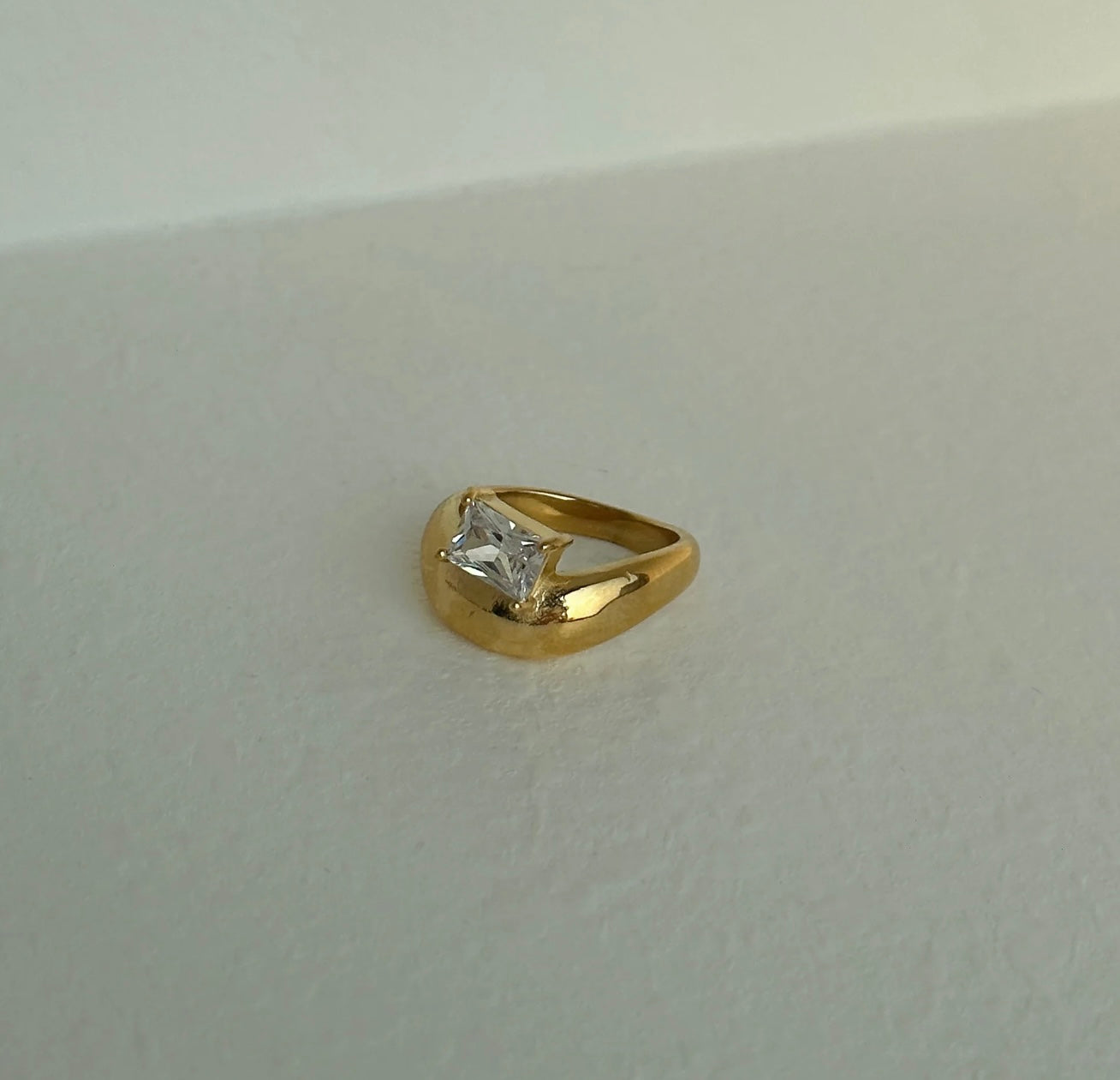 LONELY ZIRCON RING